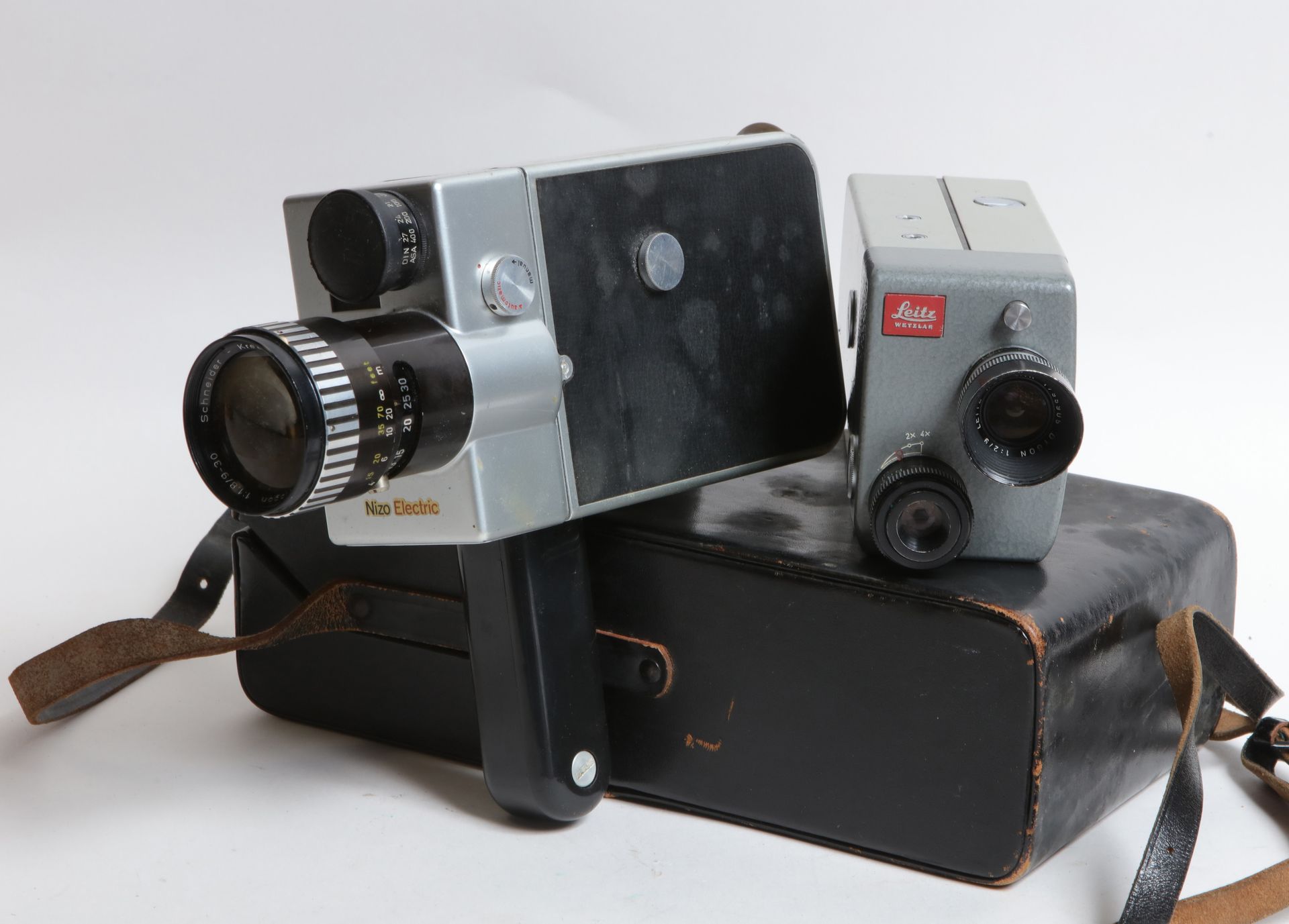 Null 电影院，电影设备。一套两台杂项相机：Leitz Leicina相机与文件和Nizo Electric相机与箱子。