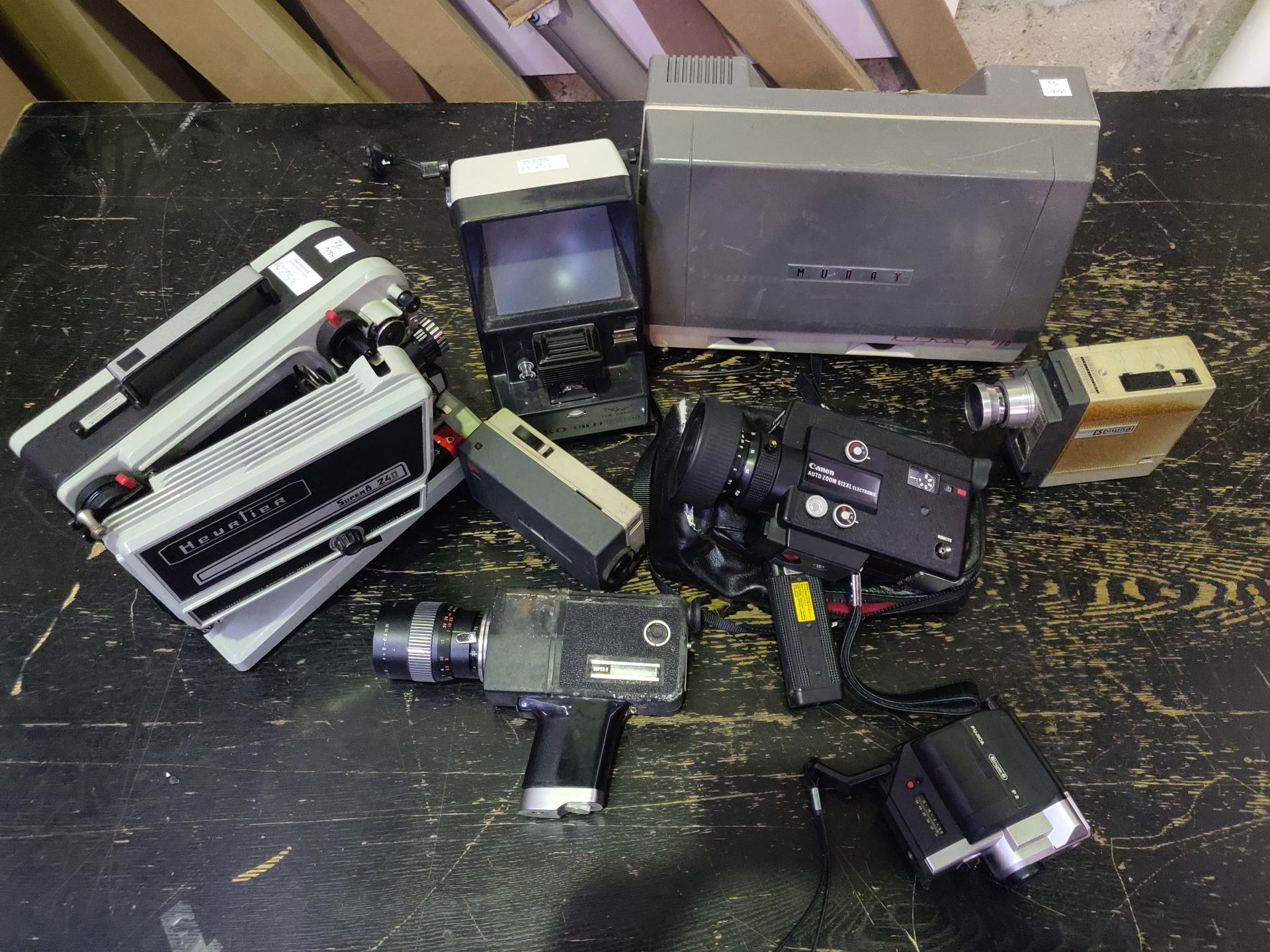 Null 电影院，电影摄影设备。一套五台摄像机，两台投影仪和一个观察器。