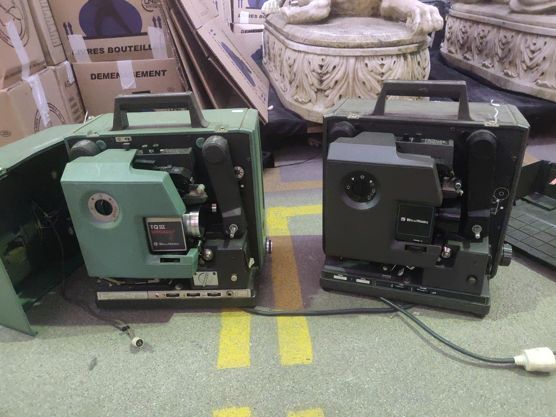 Null Kino, Filmausrüstung. Set aus zwei Bell & Howell Projektoren: Bell & Howell&hellip;