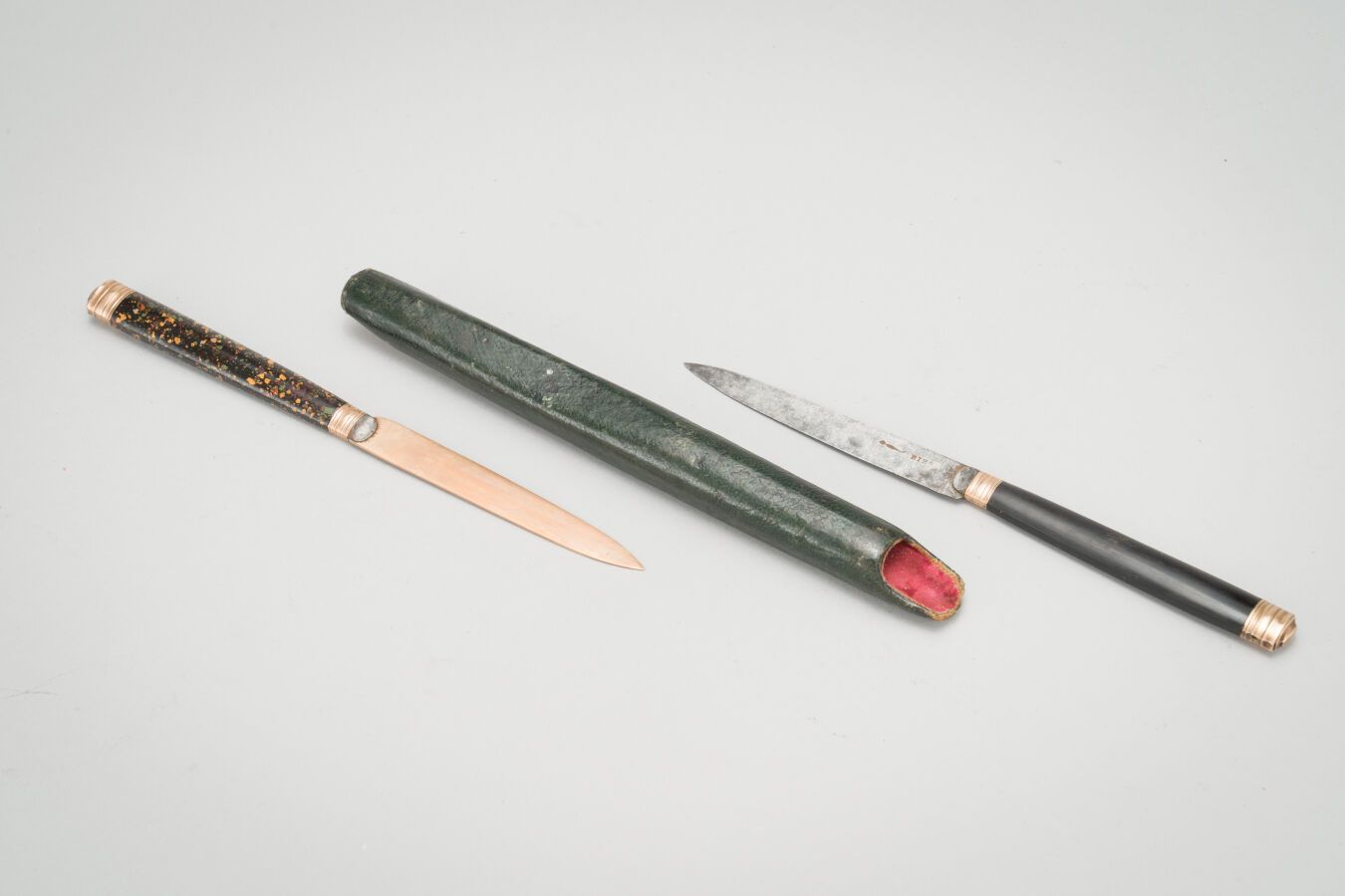 Null 
86.两把刀，一把是金刀（750/1000），另一把是钢刀，刀柄是木头和





构成。





装在一个绿色的皮箱里。





18世纪。f&hellip;