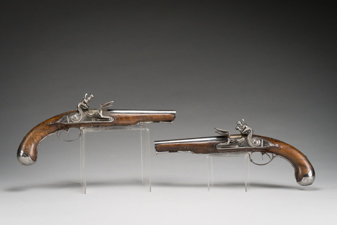 Null 117. Paar Pistolen für die Jagd.

Doppellauf in Tischform, Schloss mit flac&hellip;