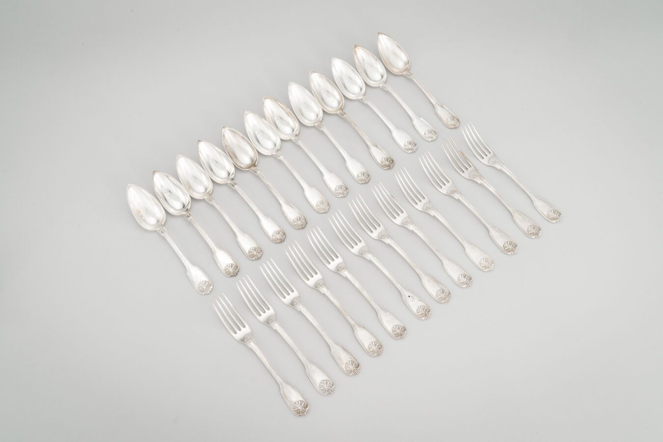 Null 56. Suite of twelve silver cutlery (950/1000) shell model.

Weight : 1109 g