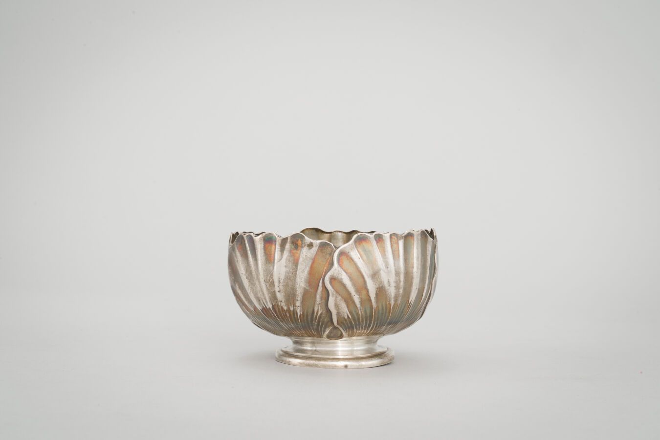 Null 62.一个银制（950/1000）袖珍杯，由风格化的叶子和叠加而成。

约1900年。

(凹痕)。

总毛重：102克 - 高度：6厘米