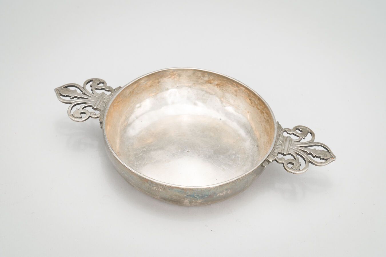Null 
84. Una coppa per orecchie d'argento (950/1000) con decorazione a giglio t&hellip;