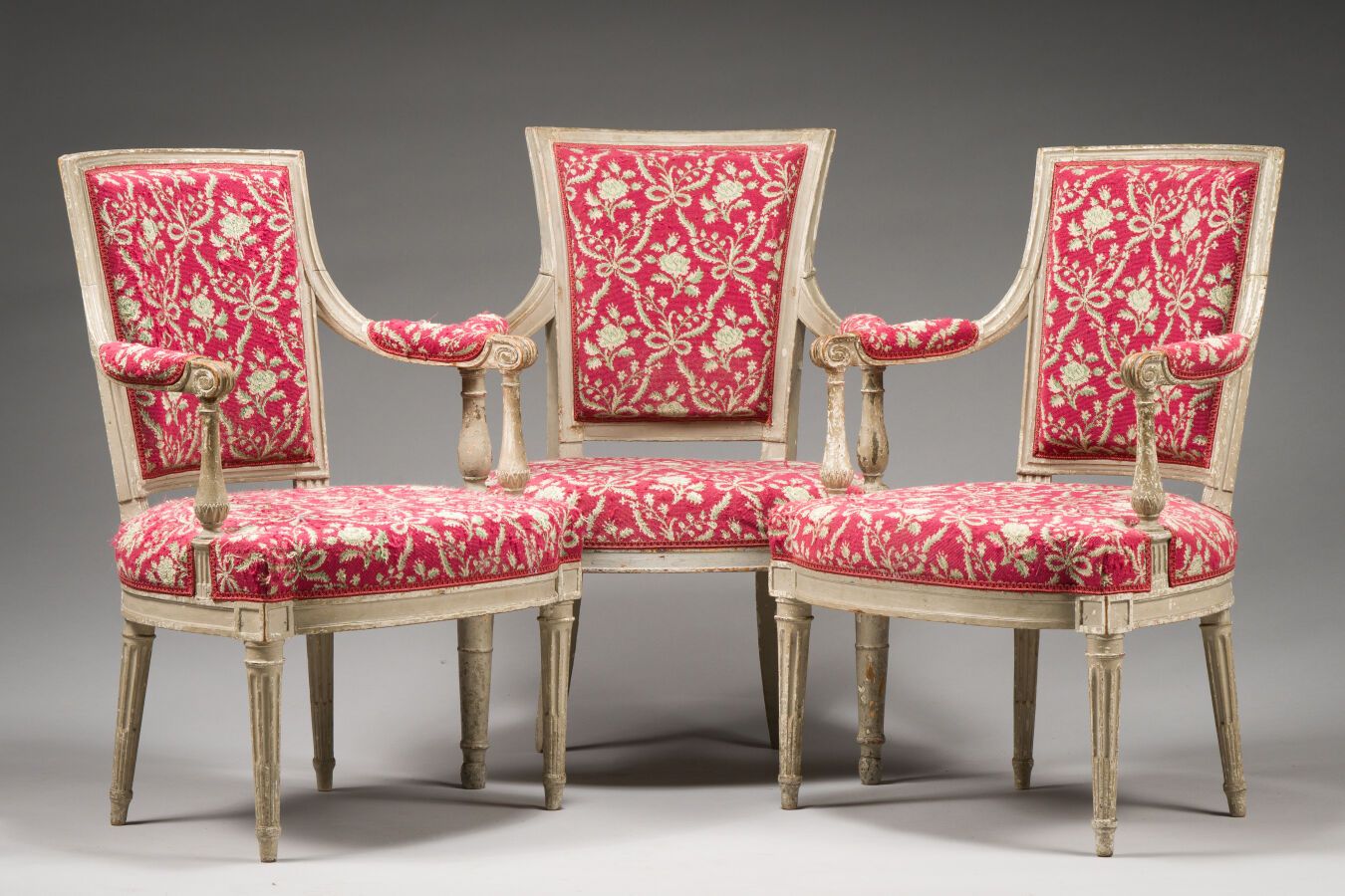 Null 223. Paar Sessel mit trapezförmiger Rückenlehne aus grau lackiertem Buchenh&hellip;