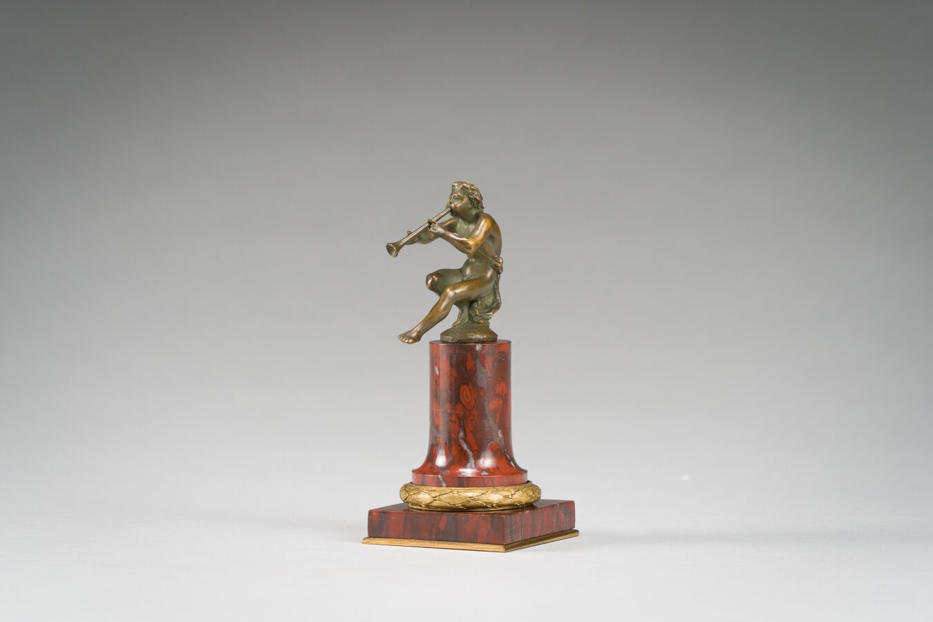 Null 228. Petite statuette en bronze à patine vert antique.

Renommée soufflant &hellip;