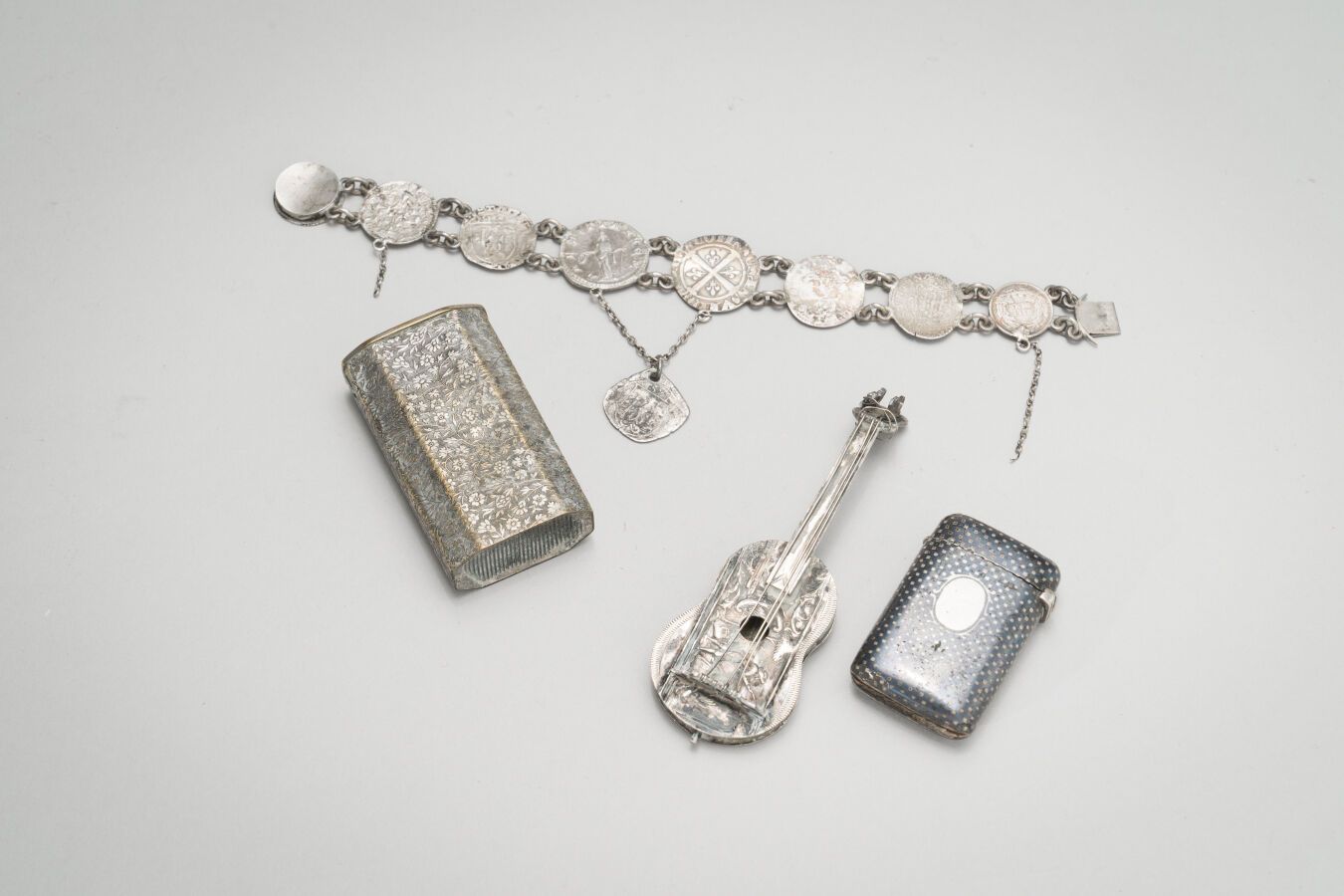 Null 54. Silver lot (800/1000) including:

- A miniature guitar.

Holland, circa&hellip;