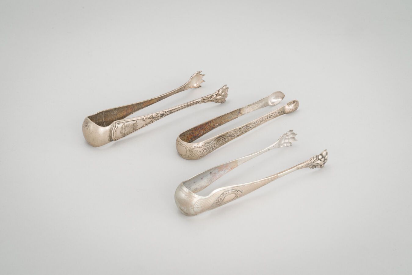Null 71. Silver set (950/1000) including :

- A sugar tong with incised rocaille&hellip;