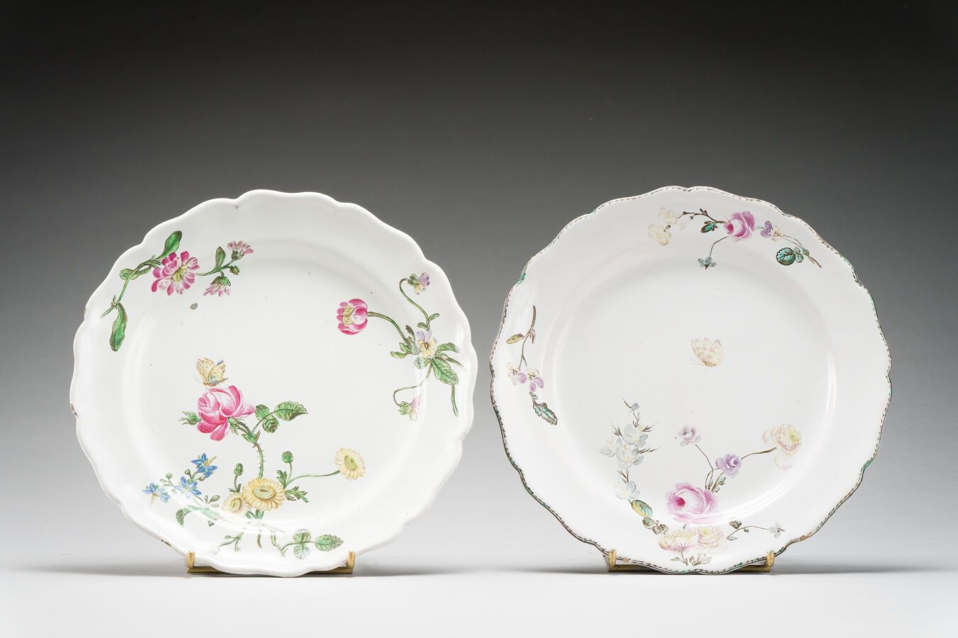 Null 142.马赛 (Veuve PERRIN)

两个陶器盘子，有轮廓的边缘，有完整的多色装饰，有一束花，有一朵盛开的玫瑰。

标记的。

18世纪时期。&hellip;