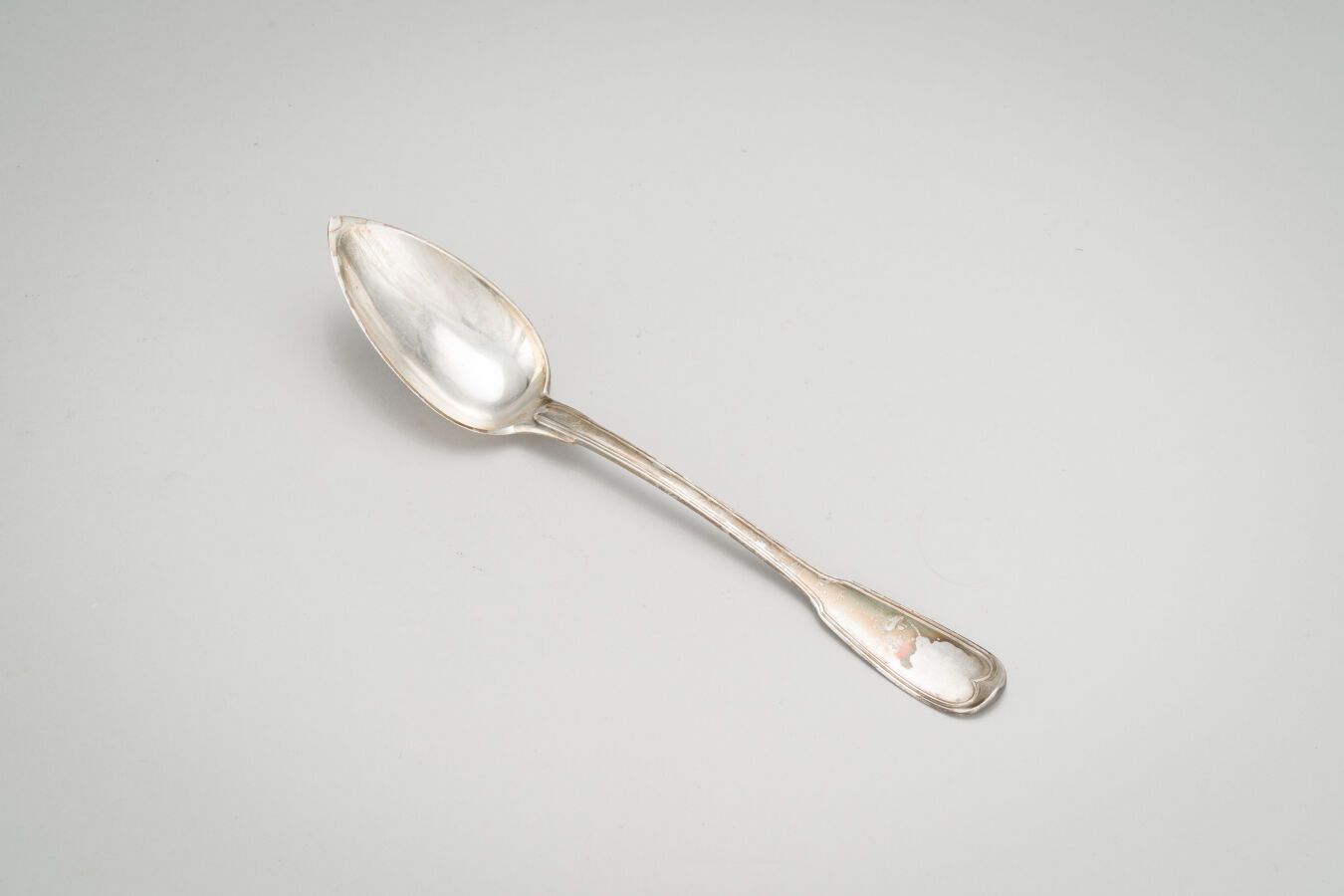 Null 93. Un cucchiaio da stufato d'argento (950/1000) con un motivo a filo viola&hellip;