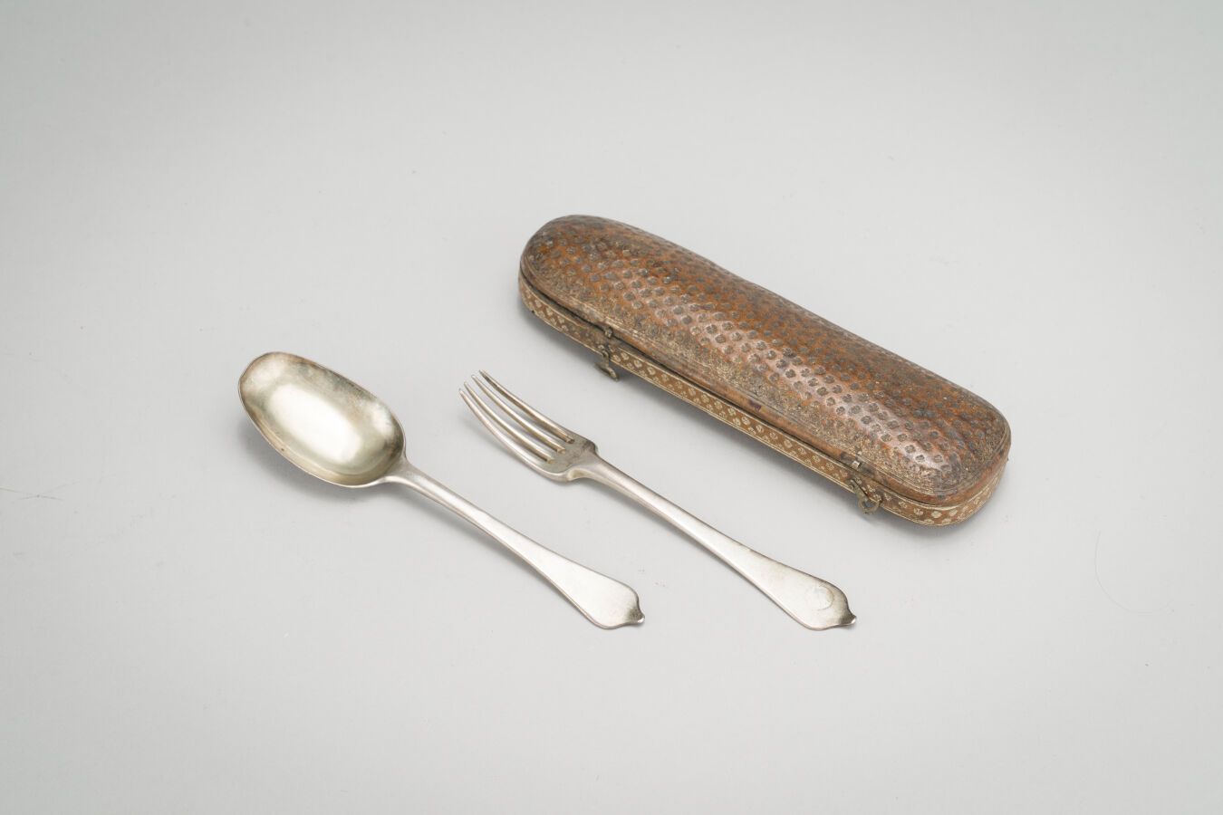 Null 89.罕见的小银餐具（第950/1000次），鼠尾型。

巴黎，1691年。

装在一个棕色的皮箱里，上面有小铁片的鎏金。

(穿)。

重量：76克&hellip;