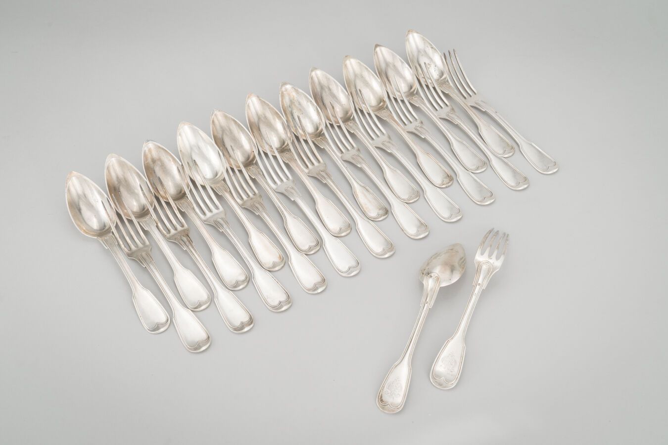 Null 76. Suite of 12 large silver cutlery (950/1000), model filets violonnés, en&hellip;
