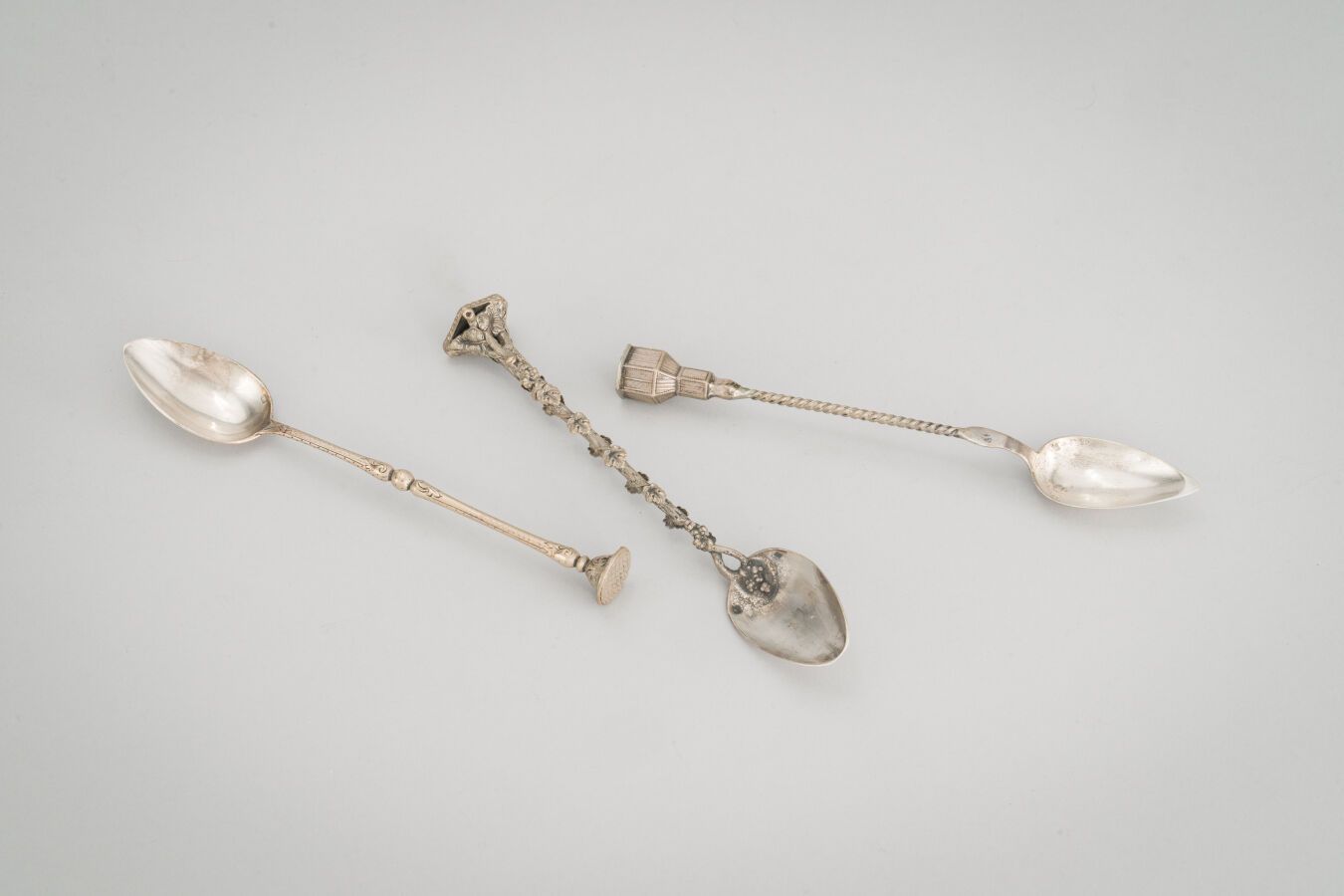 Null 70. Set of two silver medicine spoons (950/1000), one decorated with vine b&hellip;