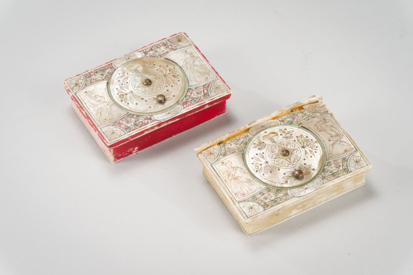 Null 187. Zwei rechteckige Quadrille-Spieldosen mit polychromem, gemaltem Dekor &hellip;
