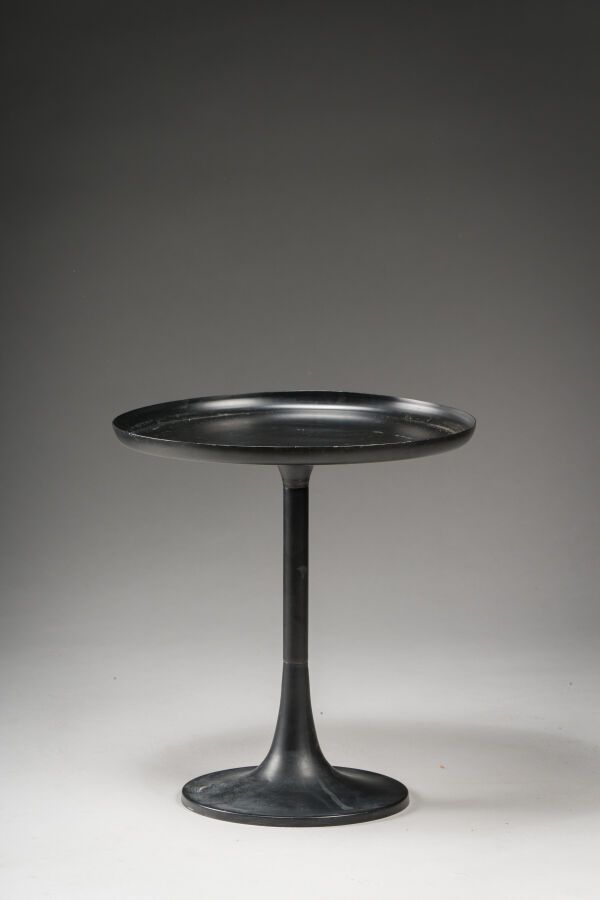 Null 278.在KNOLL的味道中

黑色漆面金属咖啡桌，顶部有碗。

1970's.

H.49 cm - D. 45 cm