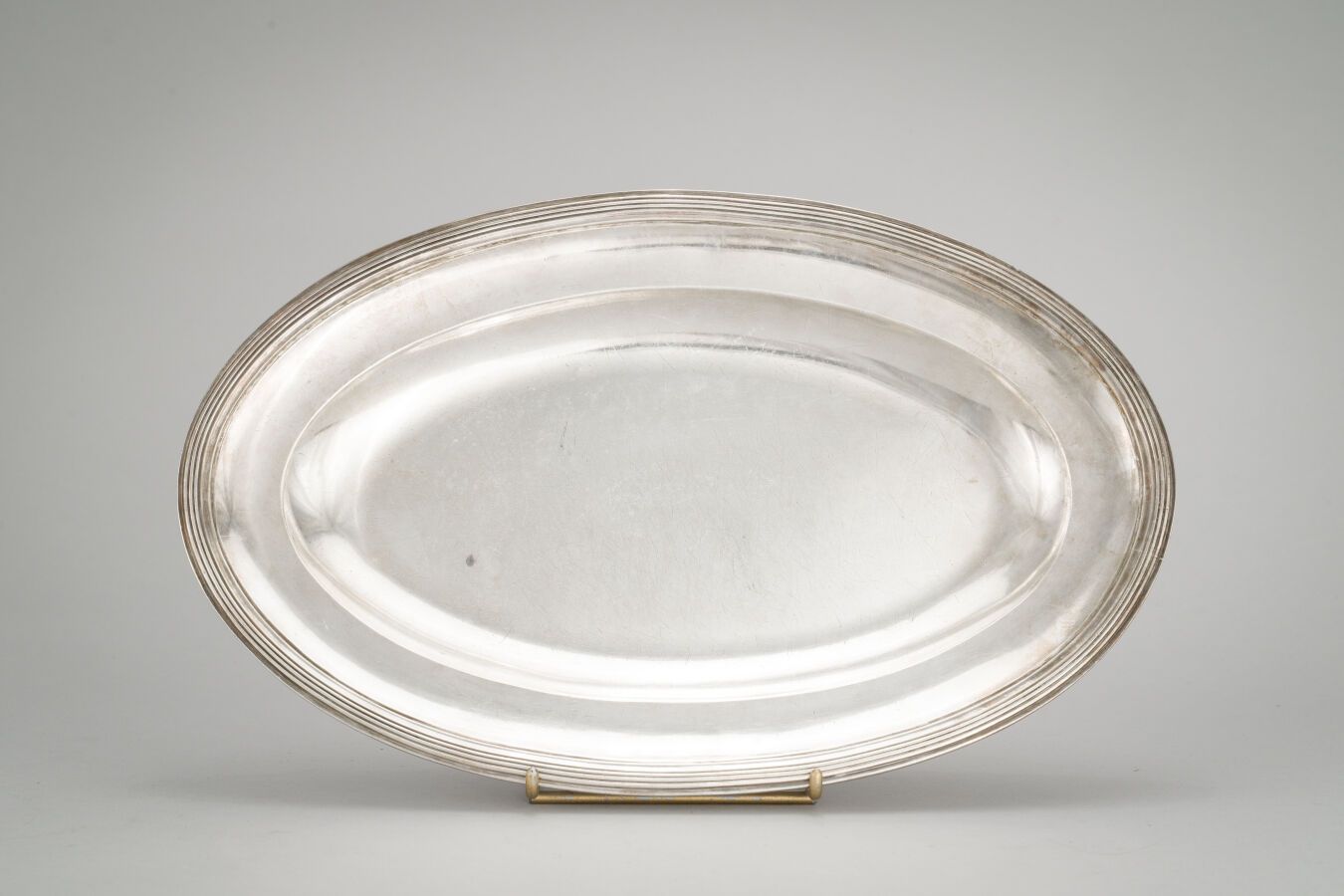 Null 97.银质椭圆盘（950/1000），边缘有鱼鳞。

巴黎1798-1809年。

(划痕)。

重量：779克 - 长：35.5厘米