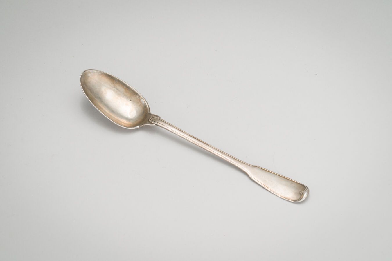 Null 83.银质(950/1000)炖汤勺，轮廓线图案，在一个双纹章下刻有

伯爵的冠冕。

18世纪。

(穿)。

重量：148克

长：28.5厘米