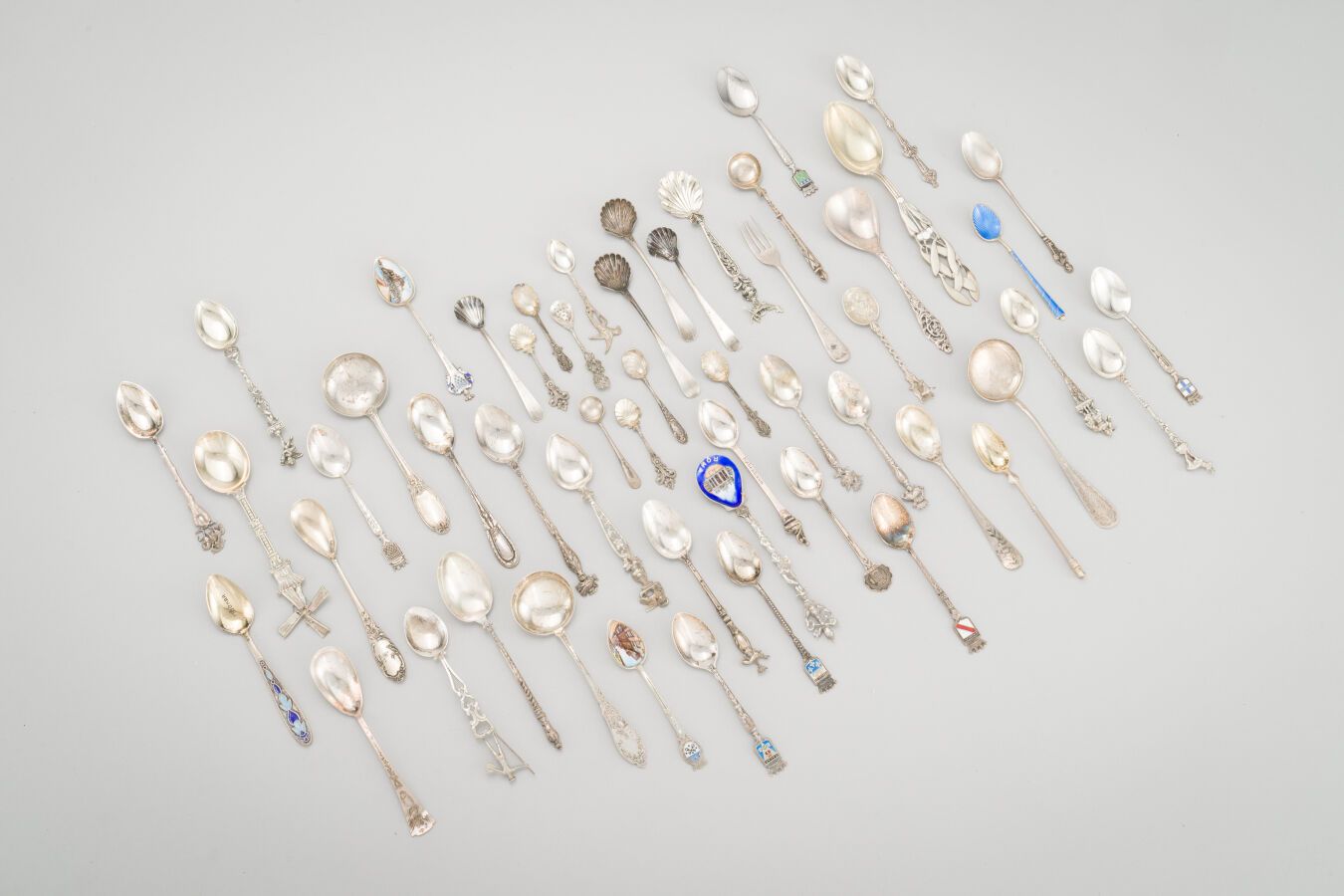 Null 58.由小勺子组成的银质拍品（800/1000）。

旅行纪念品，有些有珐琅彩装饰。

毛重：440克

一套银质勺子和叉子（800/1000）。

&hellip;