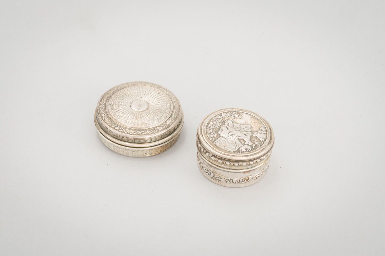 Null 72.两个银质药盒（950/1000），一个有玑镂装饰，另一个有浪漫场景。

(小的凹痕)。

重量：41克
