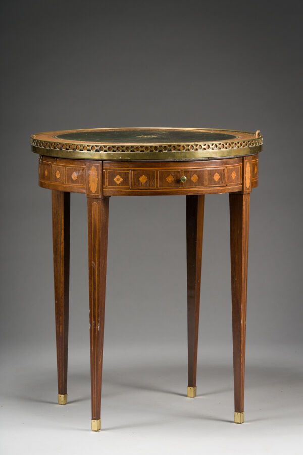 Null 218. Pedestal table and its stopper with inlaid decoration of quartefoils o&hellip;