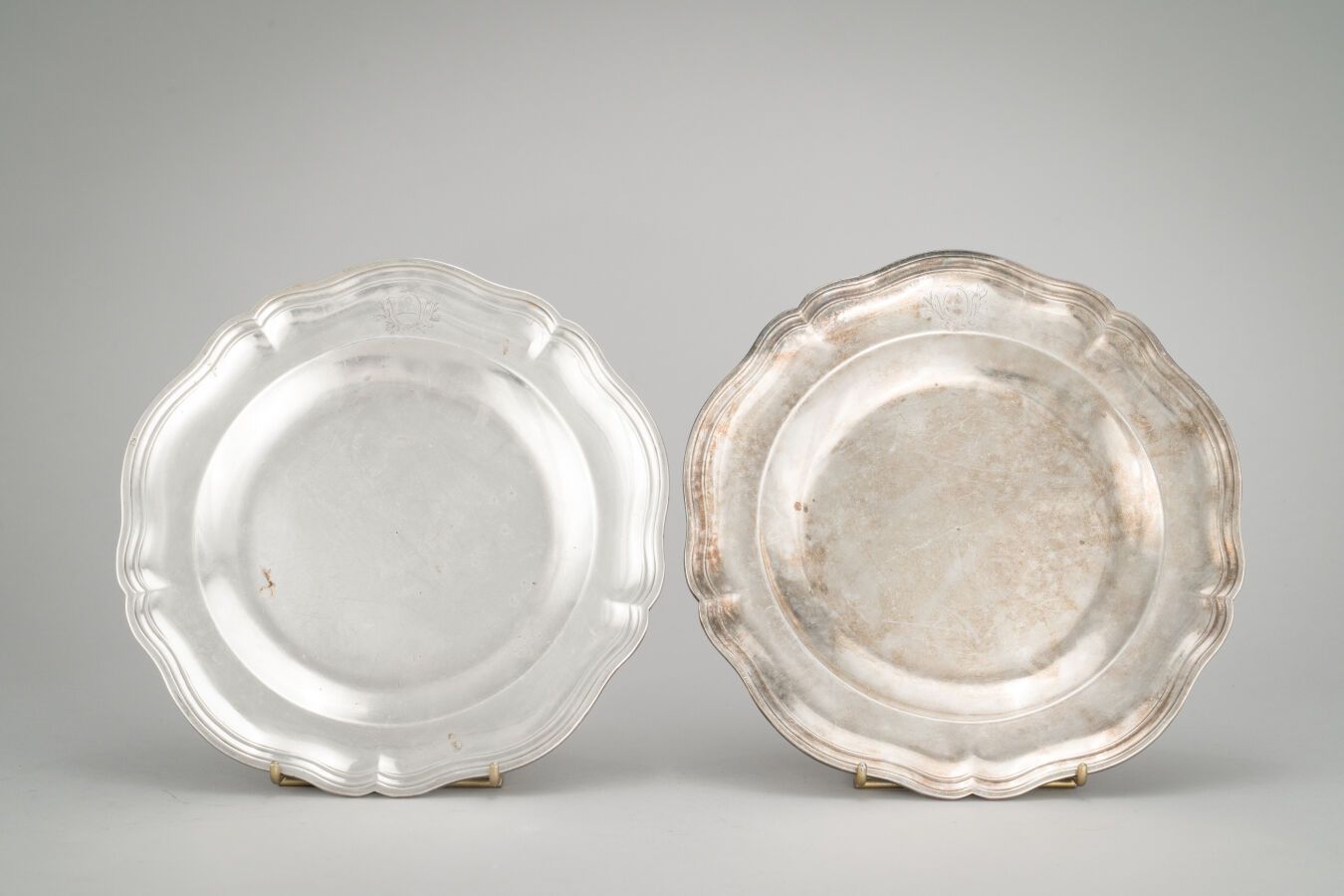 Null 96. Coppia di piccoli piatti d'argento (950/1000) con contorno a filetti in&hellip;