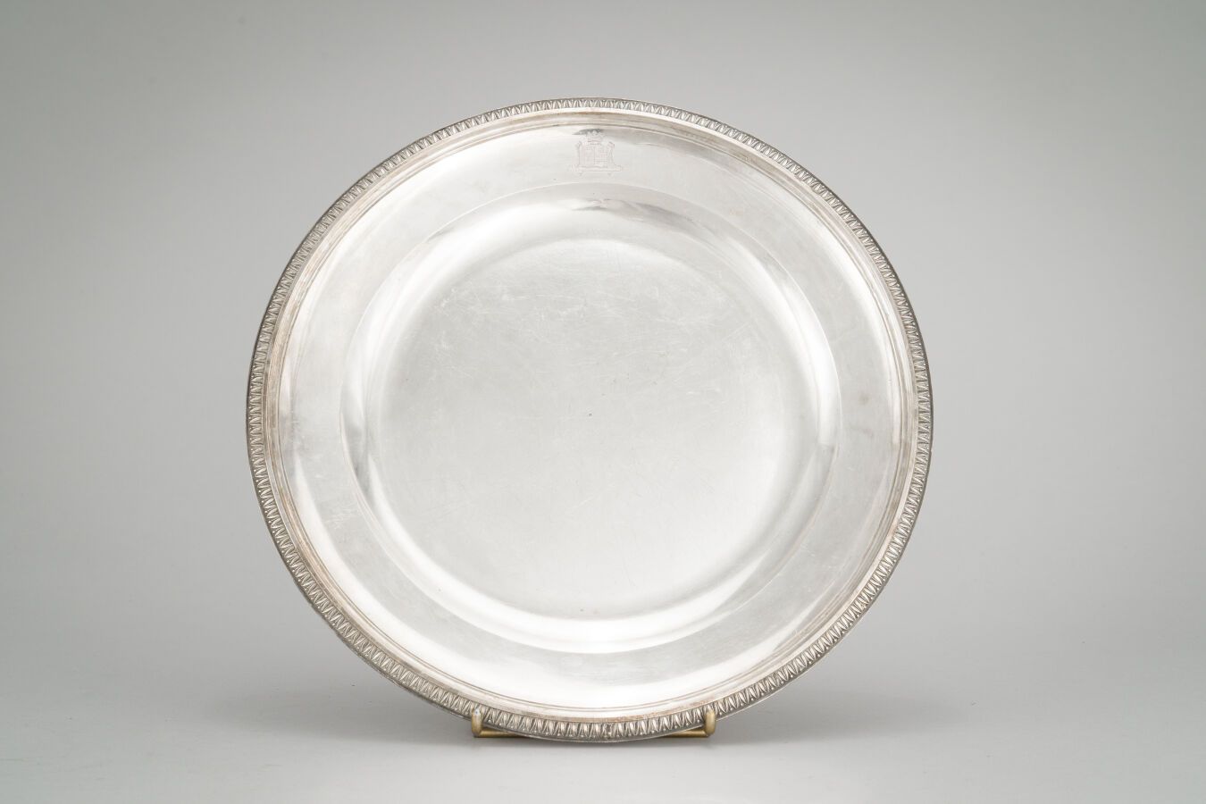 Null 94. Round silver dish (950/1000) underlined by a frieze of palmettes in bor&hellip;
