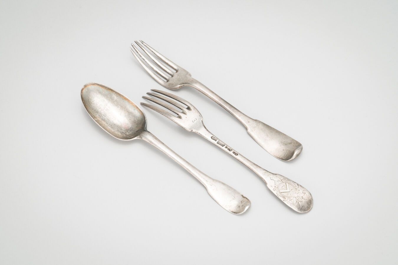 Null 85. Lote de plata (950/1000) compuesto por dos tenedores y una cuchara con &hellip;