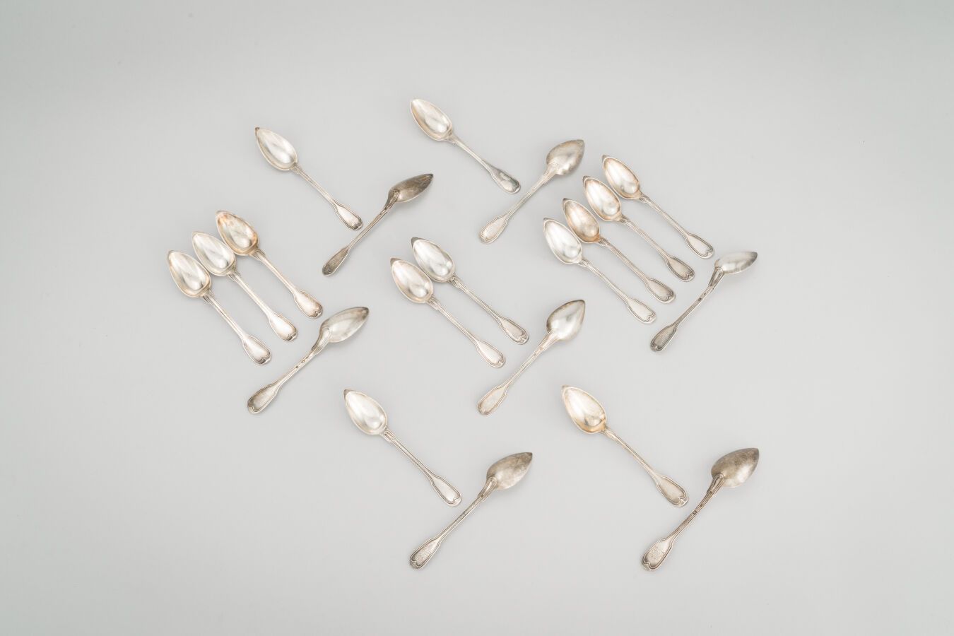 Null 68. Set in silver (950/1000), fiddleback model

including :

- 4 tea spoons&hellip;