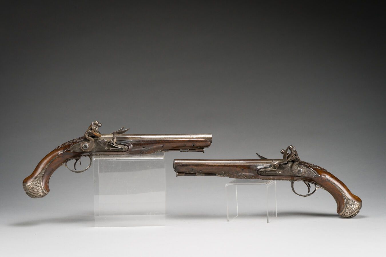 Null 
116. Importante coppia di pistole da caccia.




Serrature a pietra focaia&hellip;
