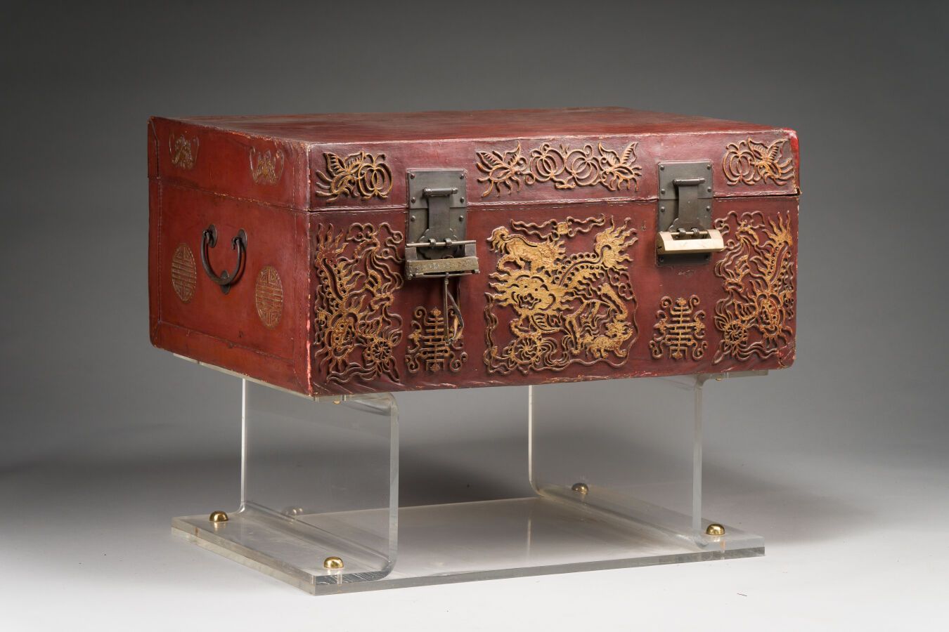 Null 134. CHINA

Gran baúl rectangular de madera lacada en color burdeos decorad&hellip;