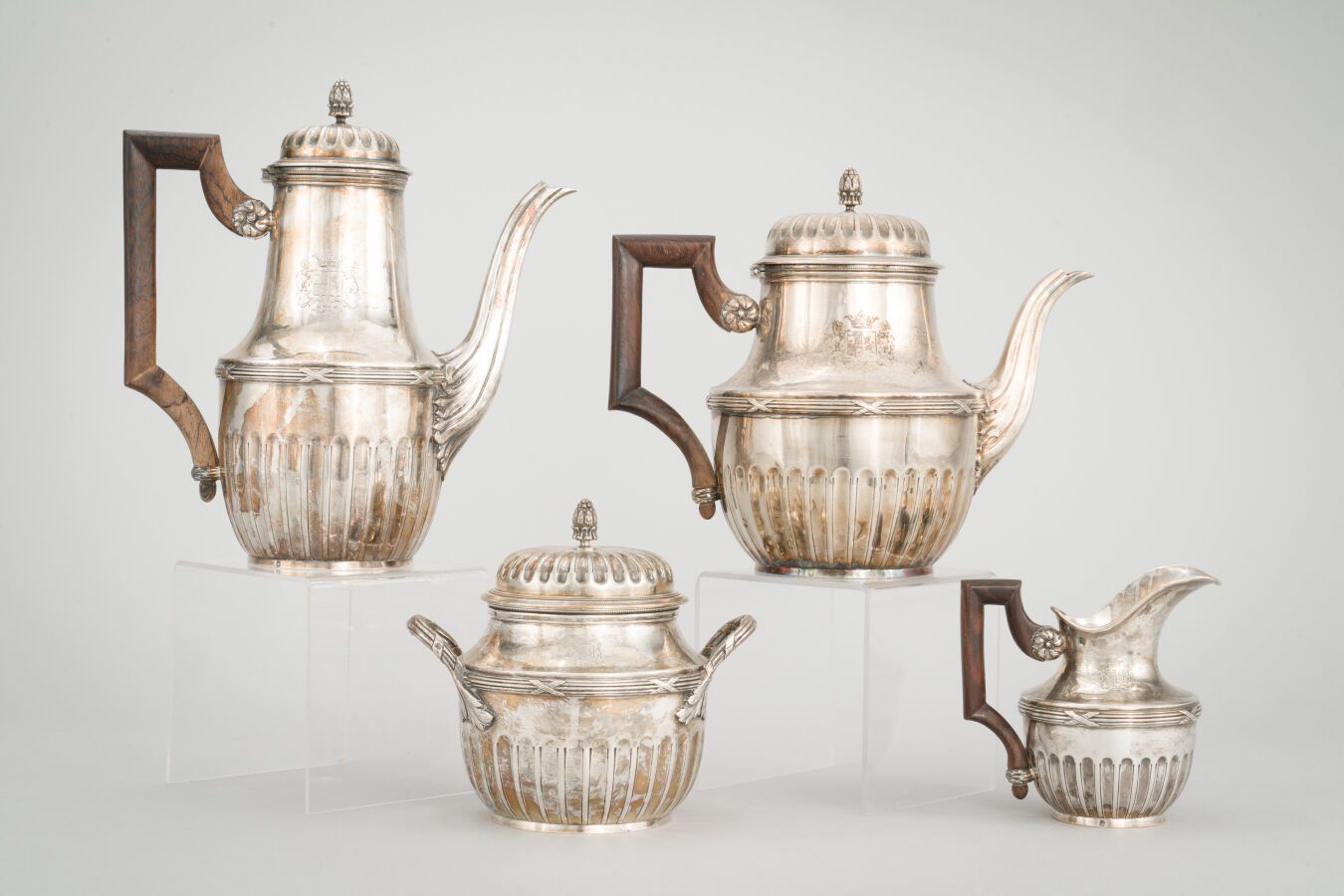 Null 57.银制(950/1000)茶咖啡服务，带状和凹槽的带子，下面刻有双纹章

侯爵的皇冠。握柄为异国情调的木材。

它包括一个咖啡壶，一个茶壶，一个有&hellip;