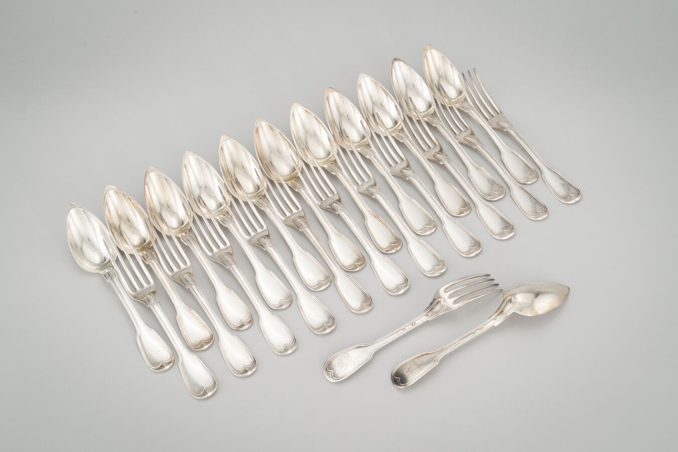 Null 75. Suite of 12 large silver cutlery (950/1000) model filets contours engra&hellip;