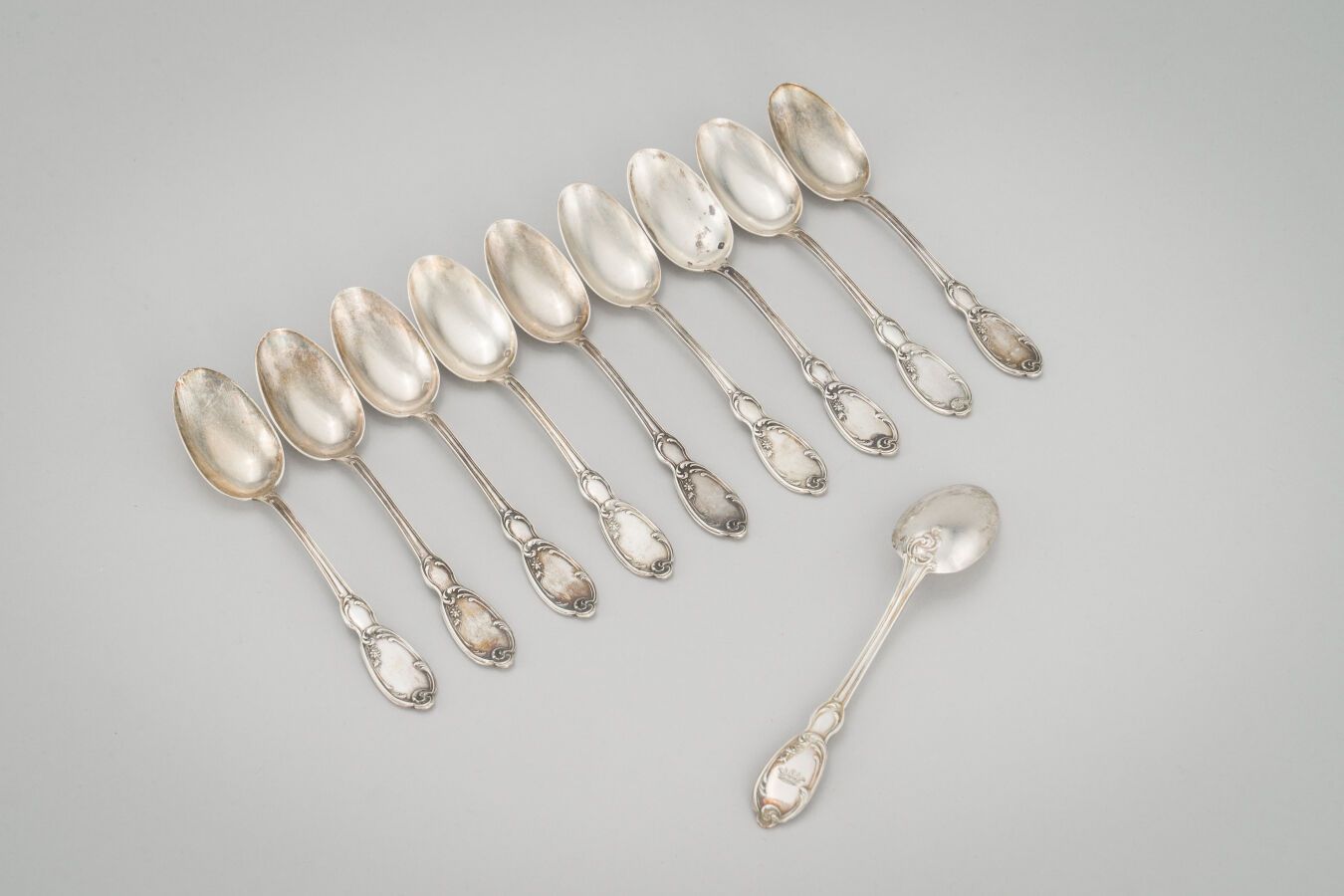 Null 81. Suite of 10 silver tea spoons (950/1000) model scrolled with foliage an&hellip;