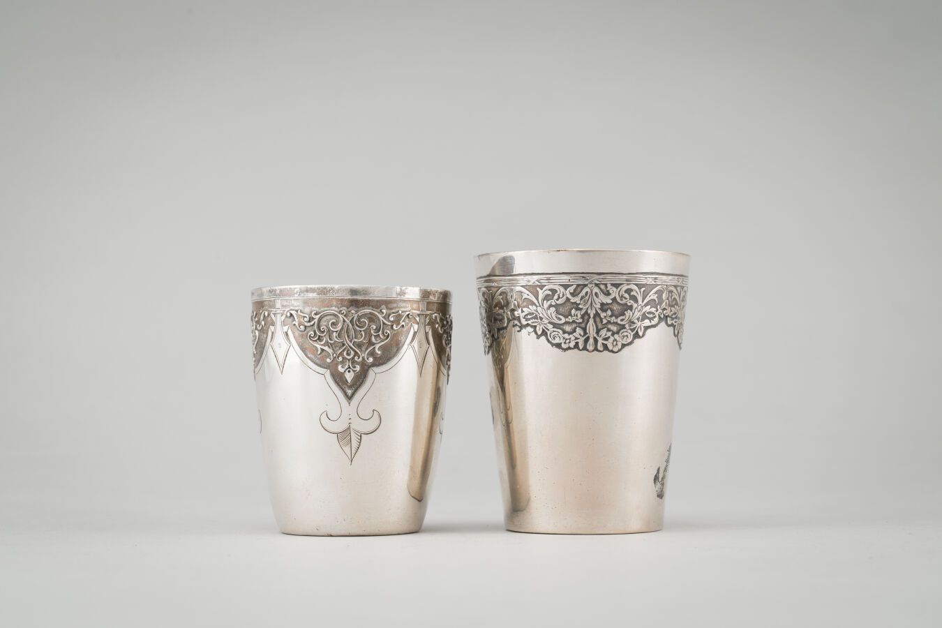 Null 一套两个银质水壶（950/1000年），装饰有叶状楣饰（变体）。

重量：231克。

高：8厘米和9厘米。