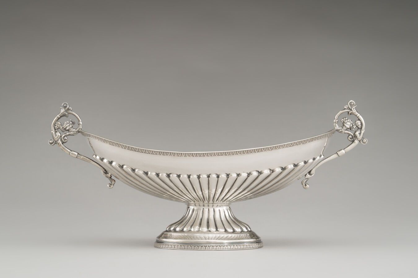 Null 银质（800/1000）杯，底座上有加德隆装饰。手柄上有叶子和卷轴。

重量：535克。

意大利，20世纪。 

高：14厘米 长：33厘米