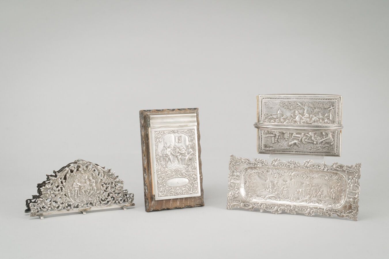 Null 
Set da scrivania in argento (835/1000) con scene di genere e fogliame, com&hellip;