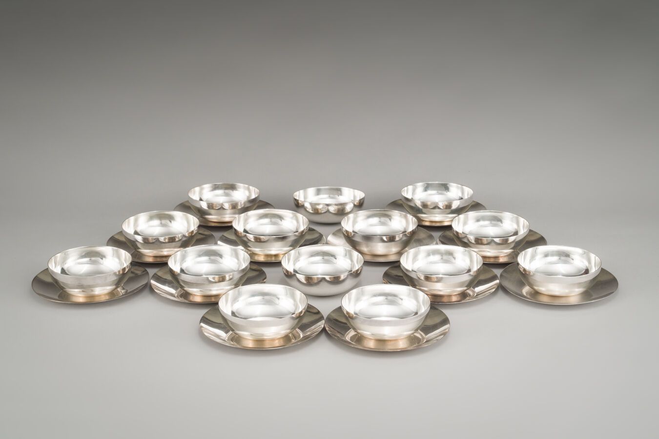 Null CHRISTOFLE France (GALLIA Collection)

Suite of fourteen finger bowls and t&hellip;