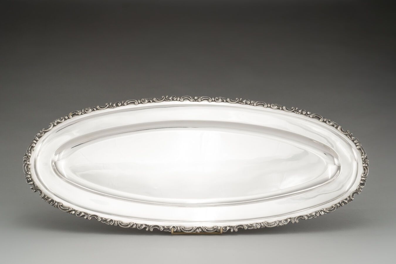 Null Large oval-shaped fish dish in silver (800/1000th), the border underlined b&hellip;