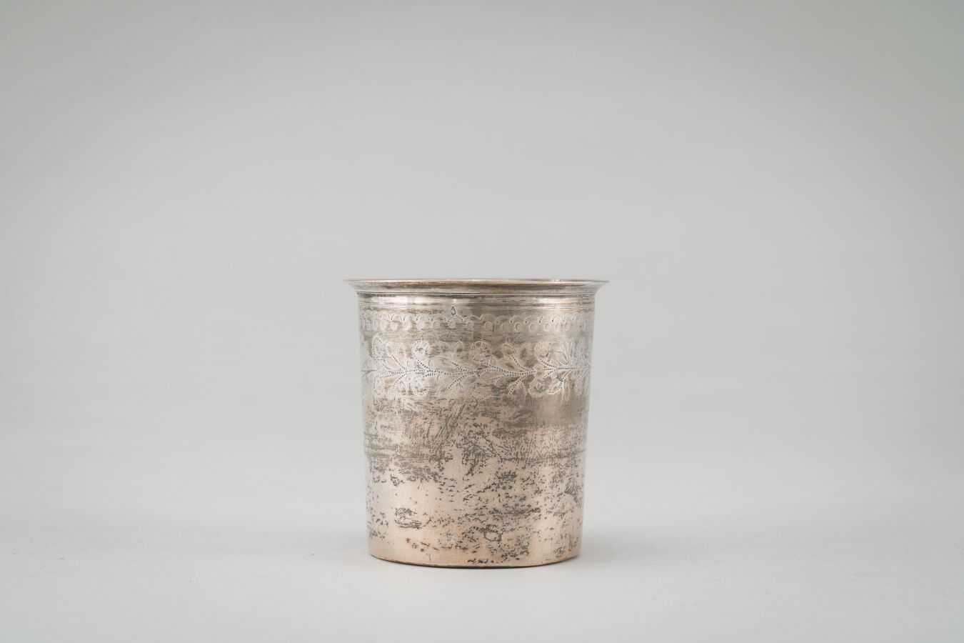 Null Bicchiere diritto in argento (950/1000) con decorazione a fregio floreale.
&hellip;