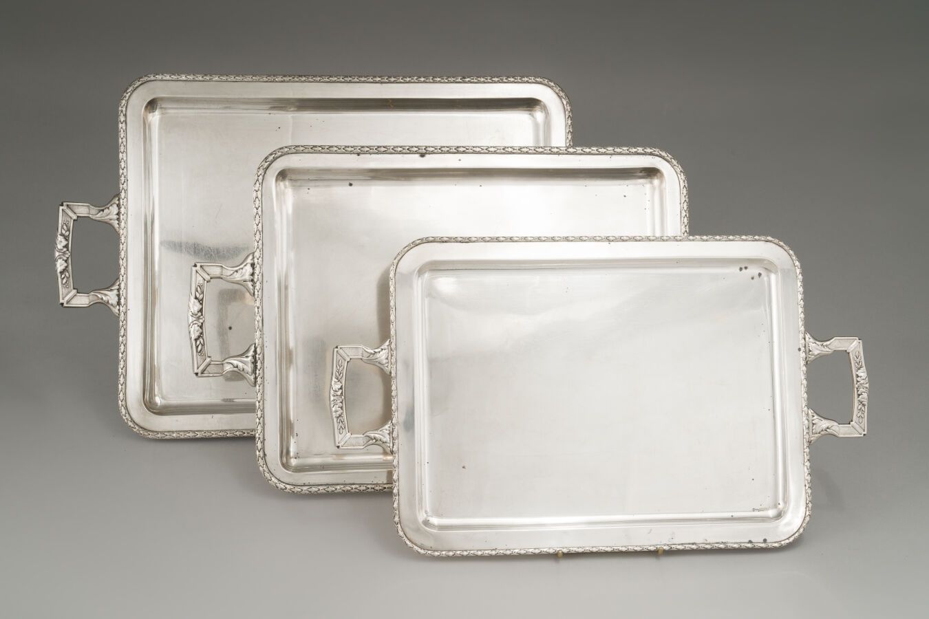 Null Suite aus drei rechteckigen, fallenden Servierplatten aus Silber (925/1000e&hellip;