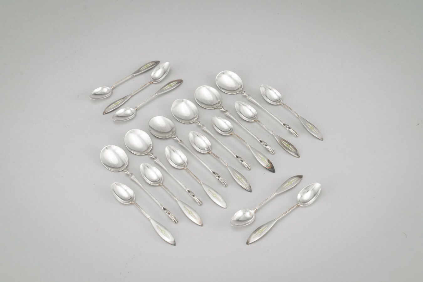 Null 
Set di cucchiai da moka in argento (835/1000°) di cui 6 grandi con decoraz&hellip;