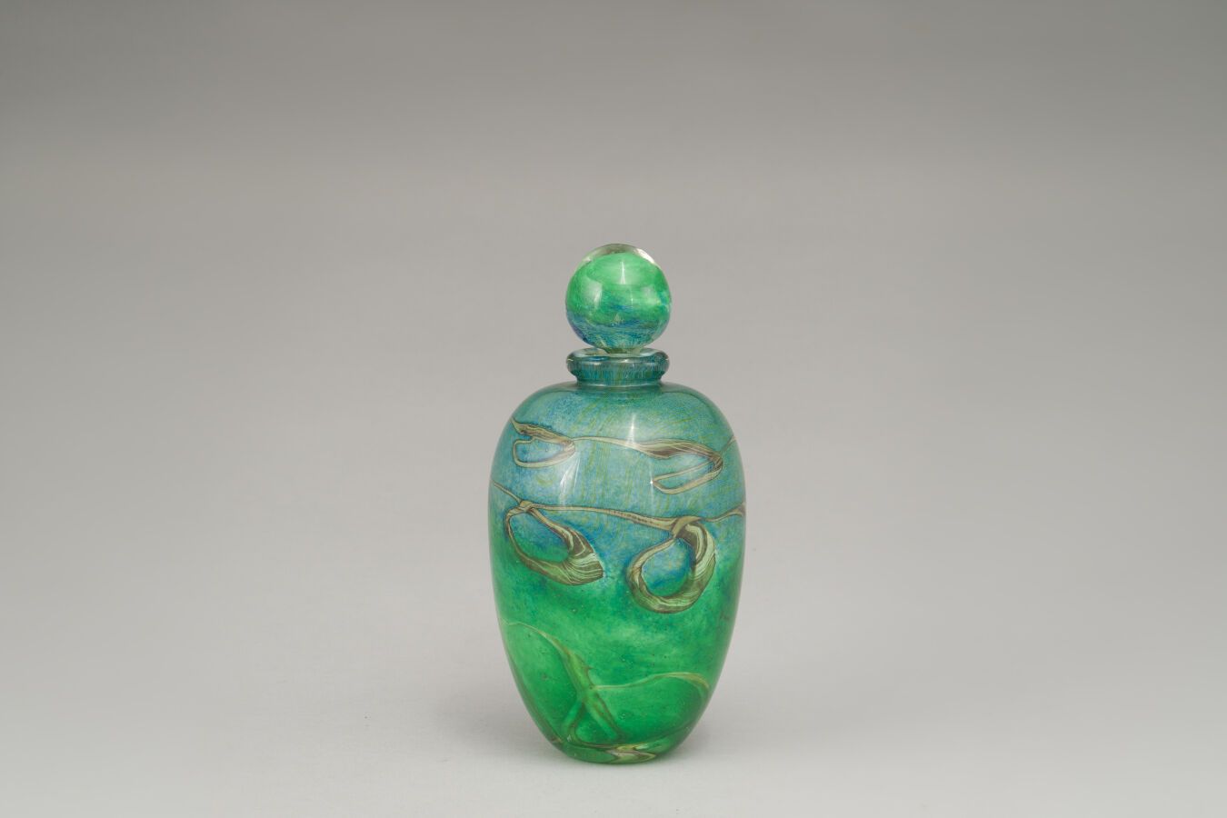 Null 吹制玻璃盖瓶，有蓝色和绿色阴影的装饰。

日期为1996年。

高：21厘米。