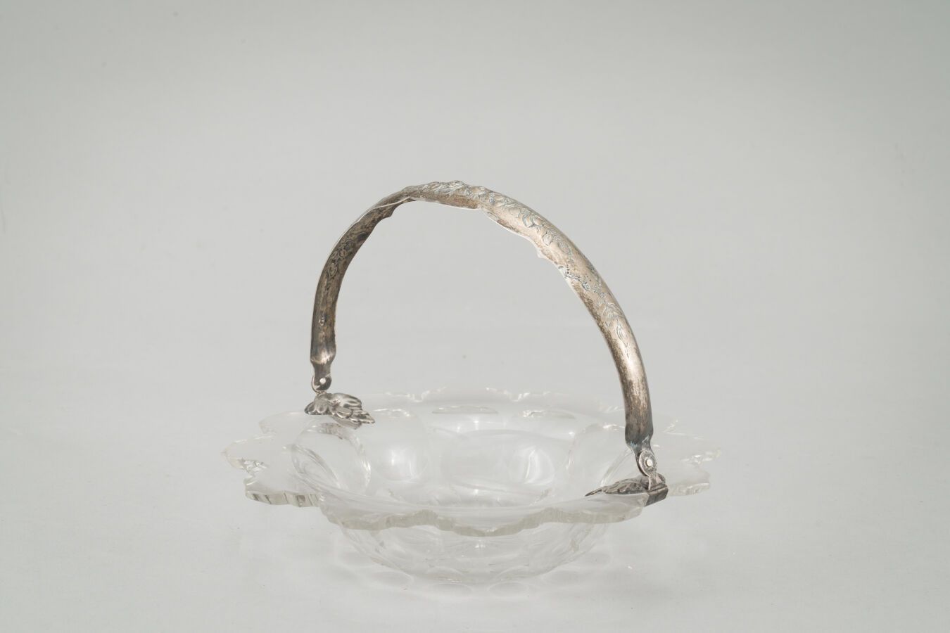 Null 
Korb aus geschliffenem Kristall, der Henkel aus Silber (800/1000) mit Blum&hellip;