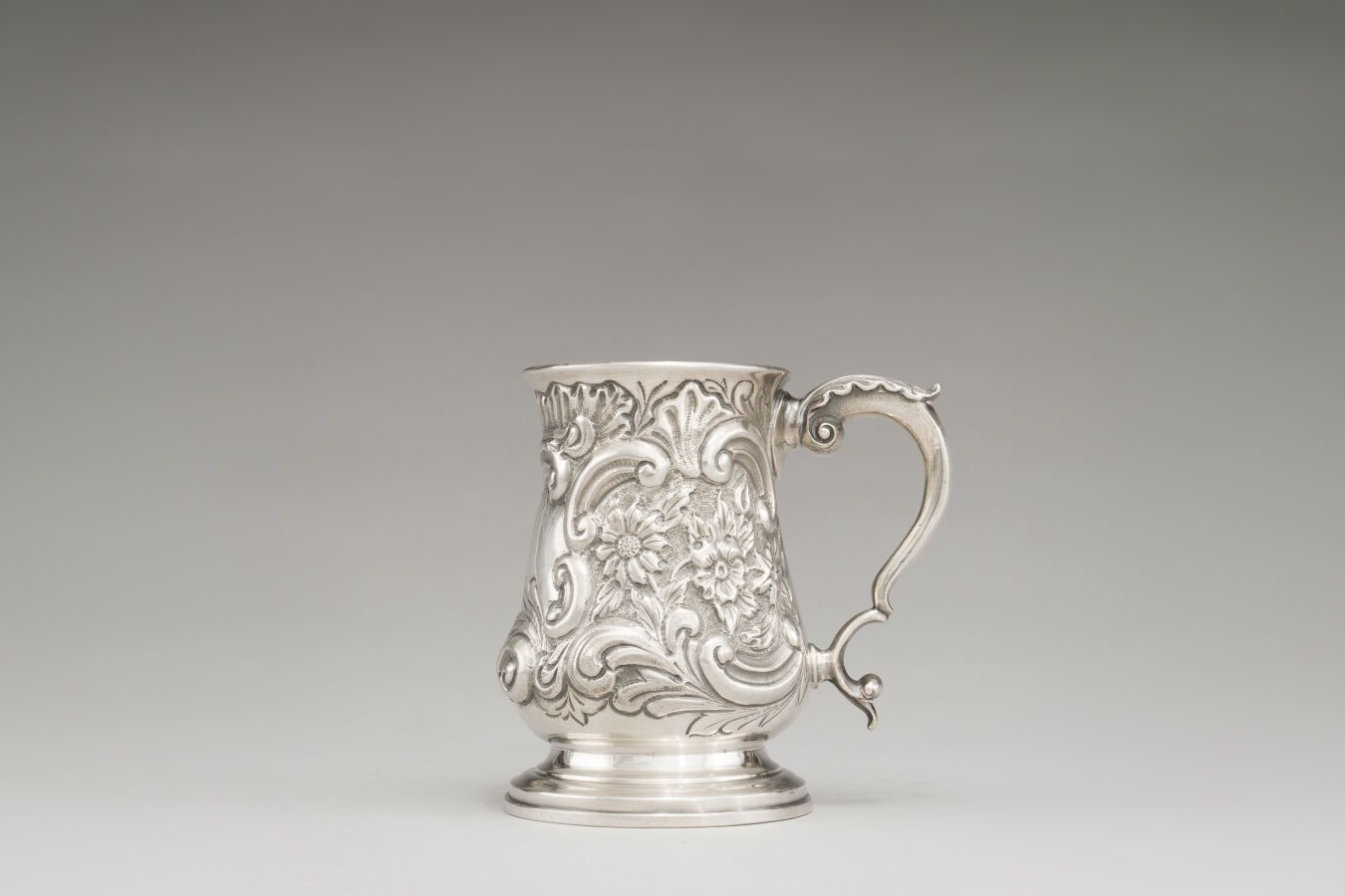 Null Mug in silver (925/1000e) with decoration of cartridges rocailles.

Weight &hellip;