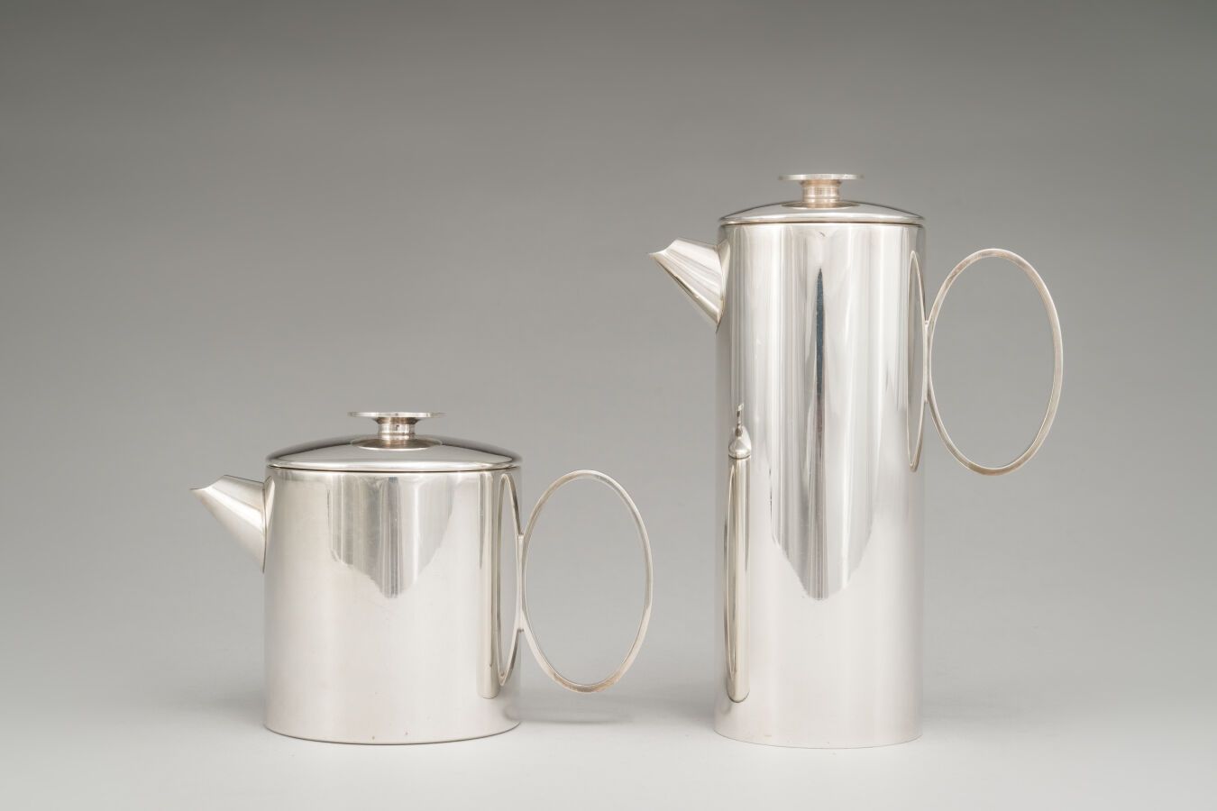 Null 法国CHRISTOFLE（GALLIA和LINO SABATINI收藏）。

镀银金属茶咖啡套装，包括一个咖啡壶和一个现代主义形状的茶壶，"水星 "模&hellip;