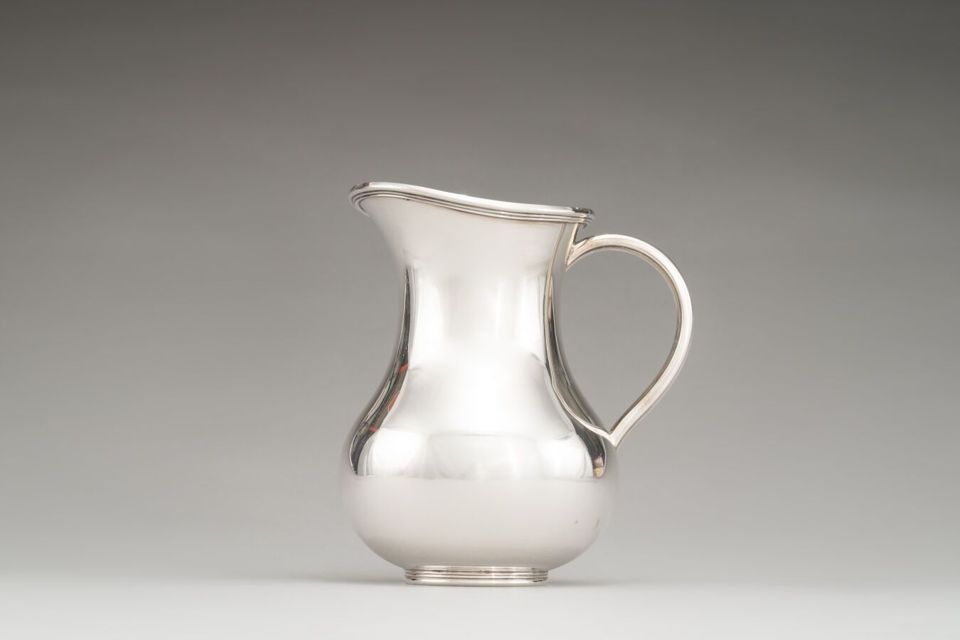 Null CHRISTOFLE France : 

Water jug in silver plated metal of baluster form.

S&hellip;