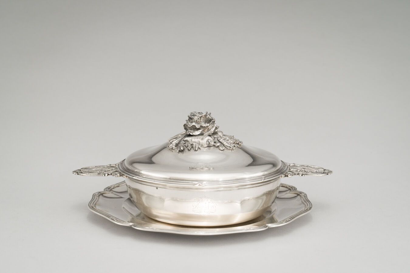 Null Covered broth and a display stand in silver (950/1000th) with a ribboned ru&hellip;