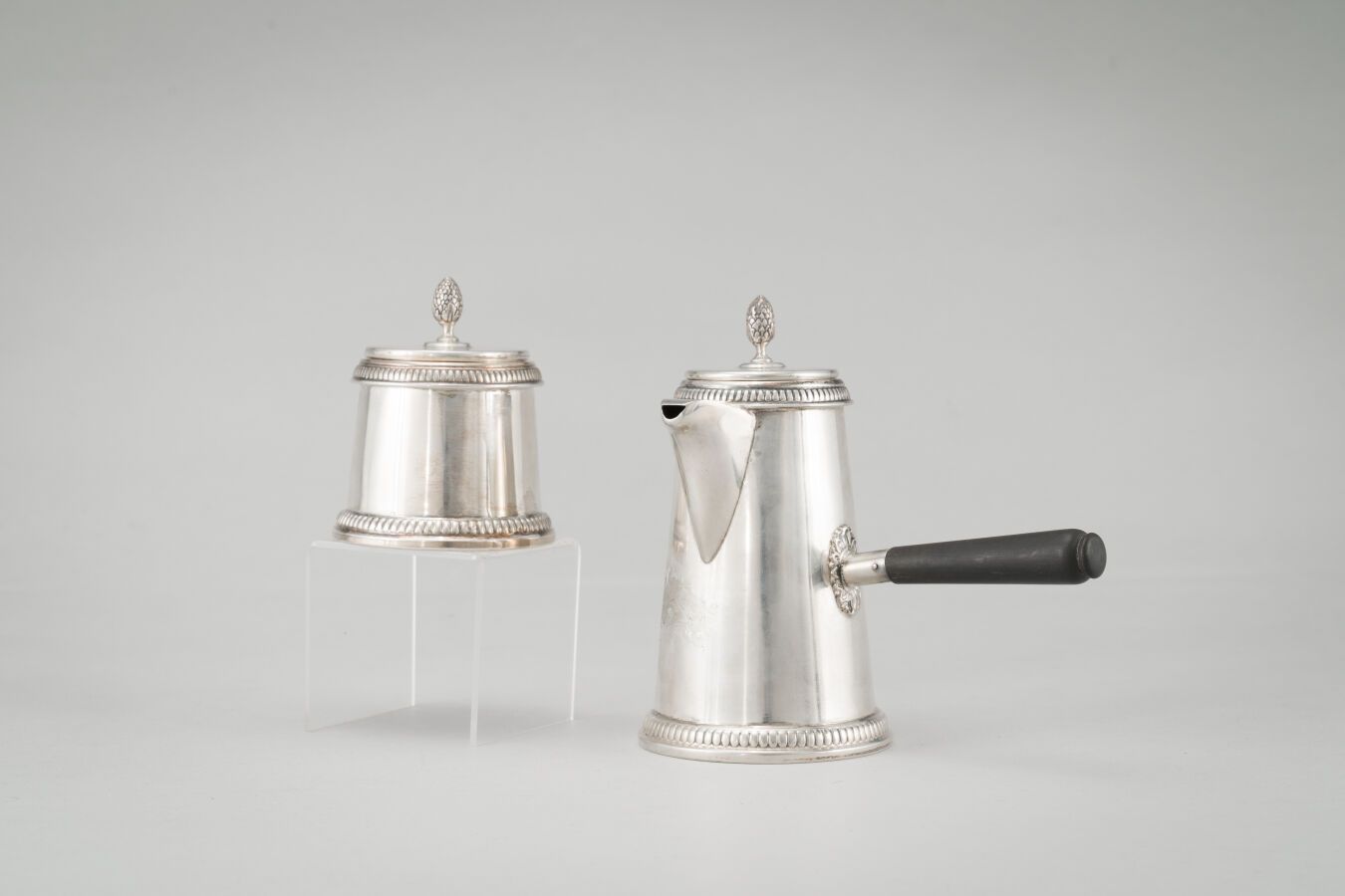 Null Coffee pot and sugar bowl in silver (800/1000th), underlined by gadroons. H&hellip;