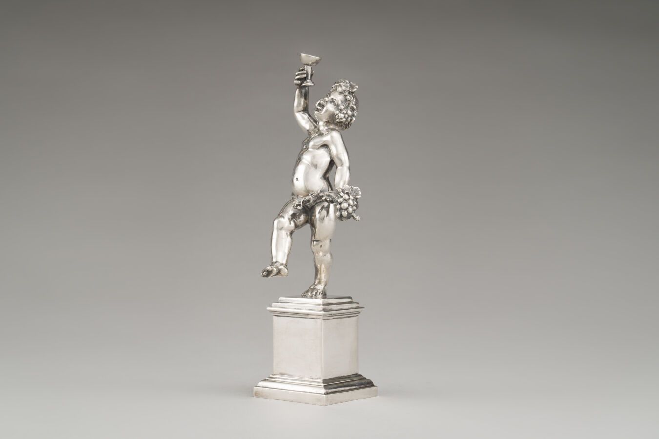 Null 银质雕像（第800/1000号），代表年轻的巴克斯，站立并跳舞。

重量：612克。

意大利，20世纪。

高度：23厘米。