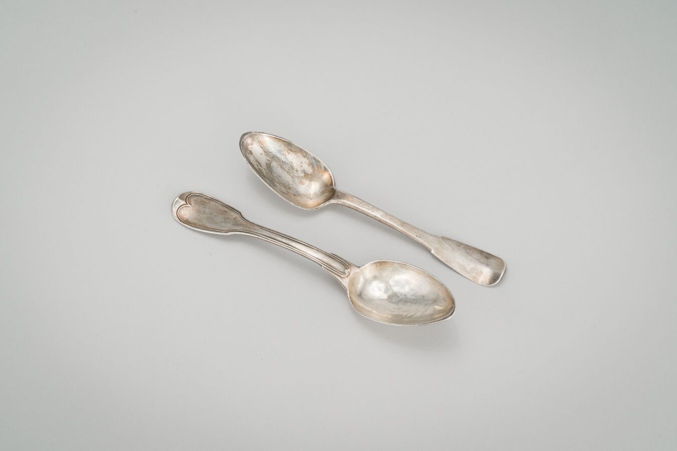 Null 银质拍品（第950/1000号）包括:

- 勺子，单平面模型，上面有René CUZIN的题字。

巴黎，18世纪。

重量：67克。

- a勺子&hellip;